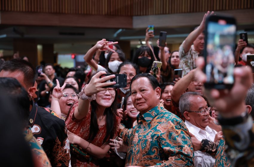 Gemuruh Jemaat Kristiani Teriak “Prabowo” hingga Rebutan Selfie dan Pose Dua Jari di Surabaya