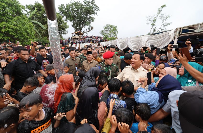  Momen Gembira Prabowo Main Air Bareng Anak-Anak Saat Resmikan 9 Titik Air di Sukabumi