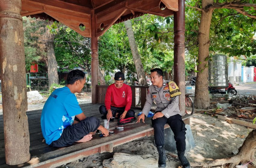 Briptu Andika Fajar, Bhabinkamtibmas Pulau Tidung, Berupaya Tingkatkan Sukses Pemilu 2024 Melalui Patroli Dialogis