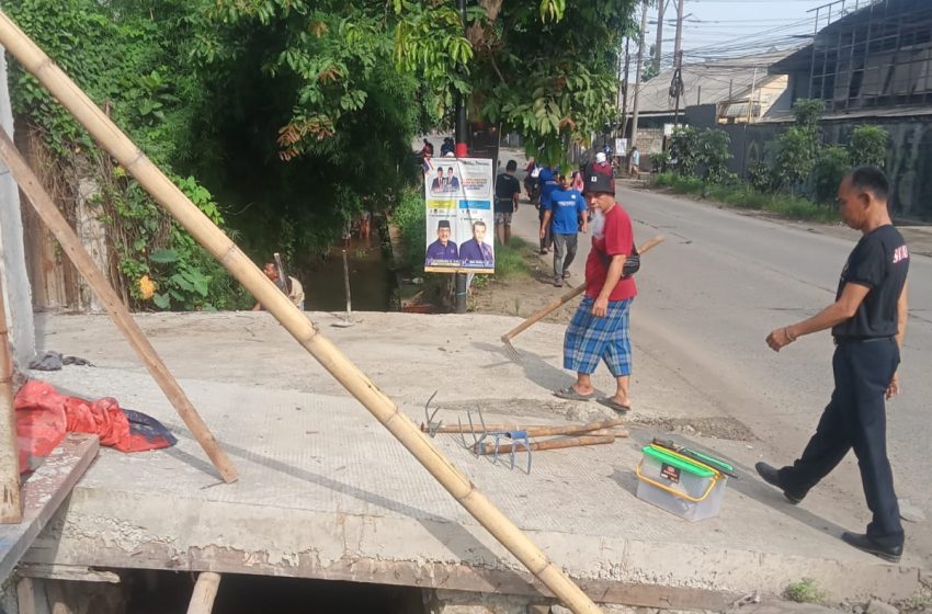  Antisipasi Banjir, Karang Taruna dan Karyawan Perusahaan di Desa Tlajung Udik Gunung Putri Melaksanakan Kerja Bakti 