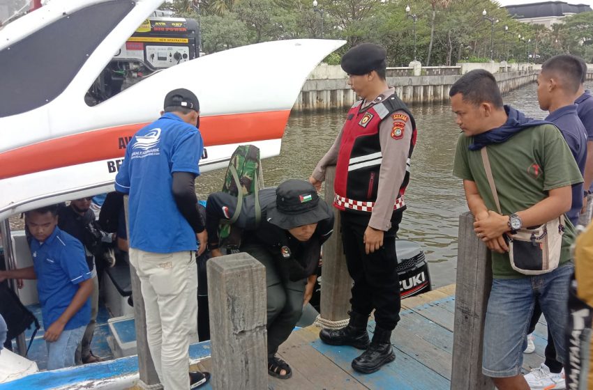  Anggota Sat Samapta Polres Kepulauan Seribu Amankan Kedatangan Warga dan Wisatawan di Dermaga 16 dan 17 Marina Ancol