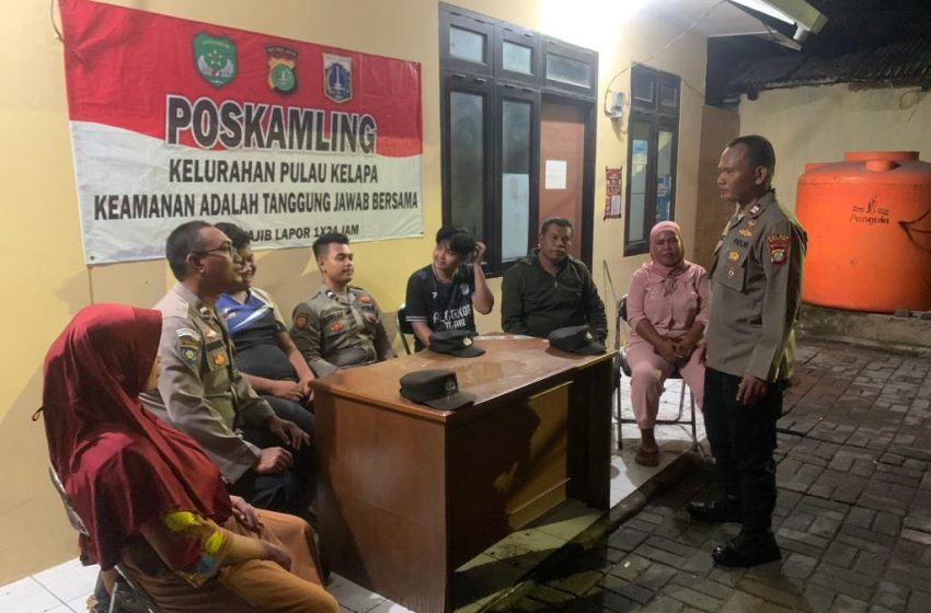  Polsek Kepulauan Seribu Utara dan Warga Pulau Kelapa Bersatu Melaksanakan Poskamling Menjelang Pemilu 2024