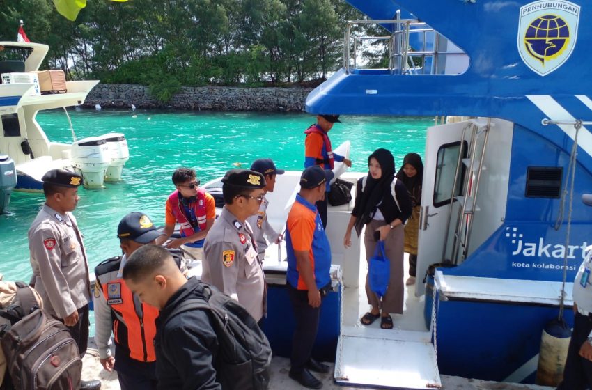  Polsek Kepulauan Seribu Selata Amankan Dermaga Pulau Pari dan Berikan Bantuan kepada Warga Turun dari Kapal