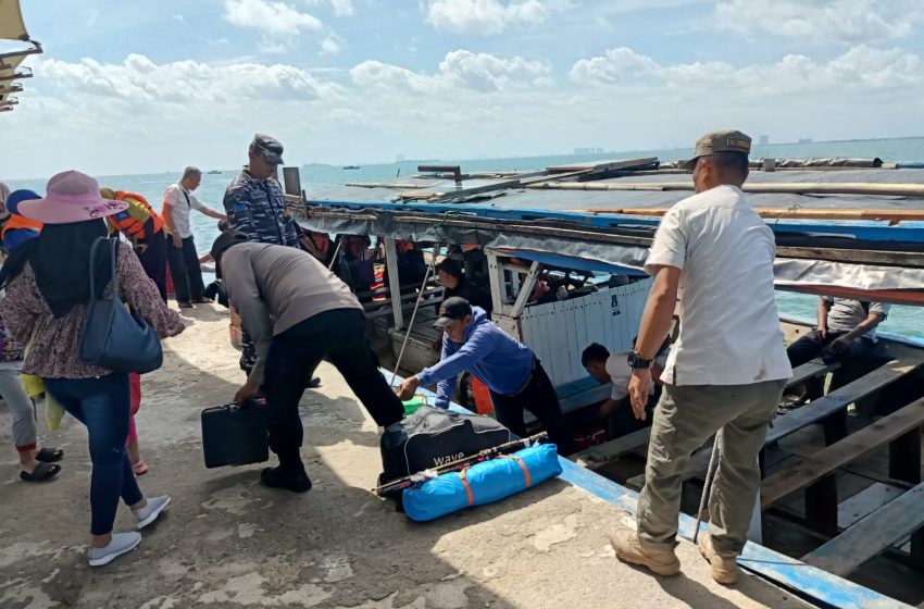  Polsek Kepulauan Seribu Selatan Berikan Pengamanan Humanis di Dermaga Pulau Lancang