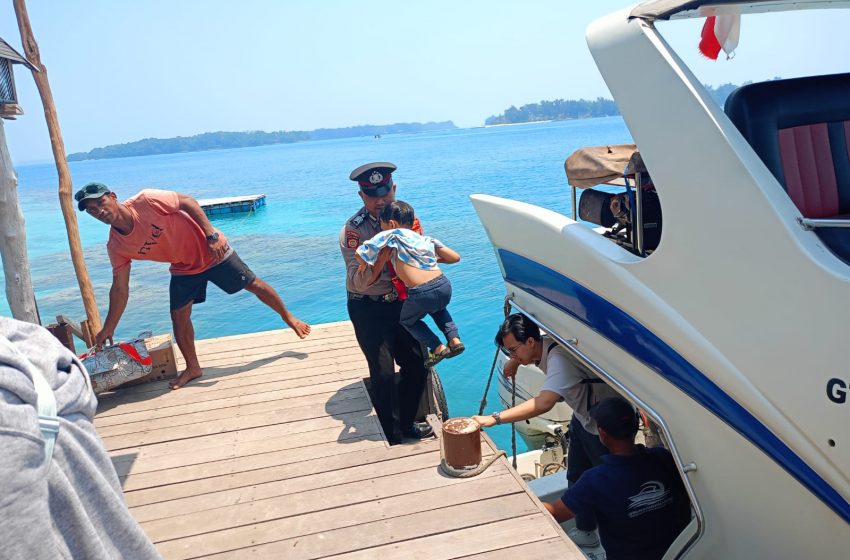  Satuan Pam Obvit Polres Kepulauan Seribu Berikan Bantuan Humanis kepada Wisatawan di Pulau Macan
