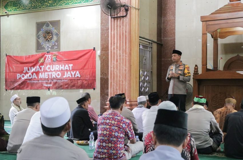 Jumat Keliling di Masjid Al-Amin, Kapolres Metro Tangerang Kota Serahkan Cindra Mata