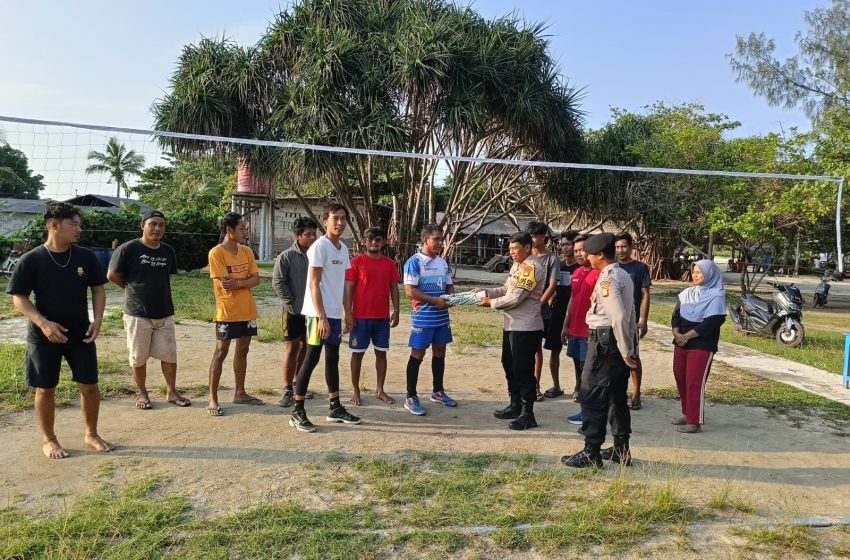  Kapolsek Kepulauan Seribu Selatan Donasikan Alat Olahraga kepada Karang Taruna Pulau Pari