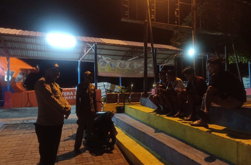  Patroli Jalan Kaki Polsek Kepulauan Seribu Utara Berikan Himbauan Menjelang Pemilu 2024 Di Pulau Panggang