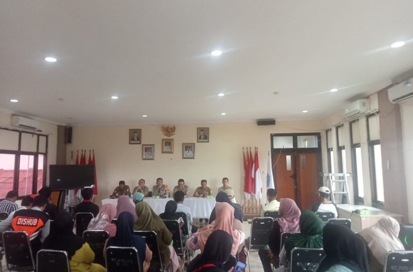  Bhabinkamtibmas Pulau Kelapa Sampaikan Pentingnya Netralitas TNI/Polri dalam Rapat Pembinan Netralisasi Kemasyarakatan