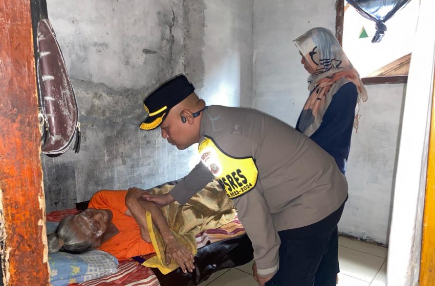  Kapolres Kepulauan Seribu dan Tim Sidokkes Beri Bantuan Kesehatan dan Sembako di Pulau Untung Jawa