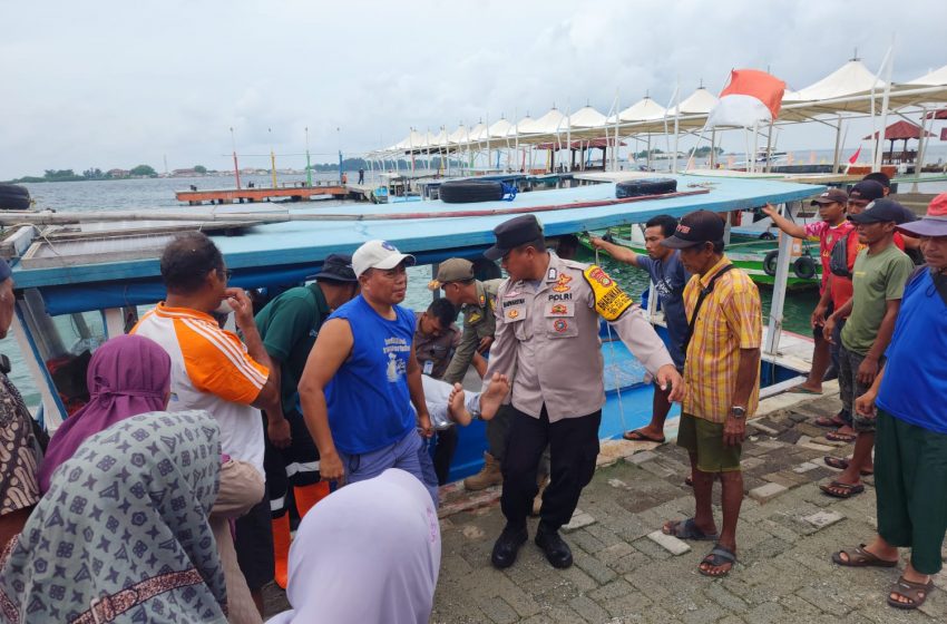  Polisi Humanis: Bhabinkamtibmas Pulau Pramuka Bantu Evakuasi Warga Sakit Pulau Panggang ke RSUD