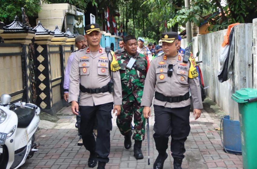  Kapolres Kepulauan Seribu dan Pejabat Utama Polres Pantau Pengamanan TPS: Pemilu 2024 Berjalan Lancar