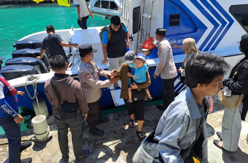  Polsek Kepulauan Seribu Selatan Berikan Pelayanan Humanis saat Kedatangan Kapal Penumpang di Dermaga