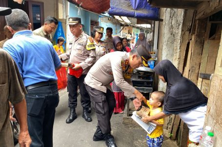 Polres Metro Jakarta Timur Bagikan 300 Paket Nasi Box Kepada Warga Kelurahan Kampung Melayu