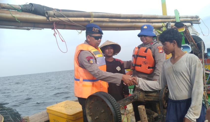  Team Patroli Satpolair Polres Kepulauan Seribu Berikan Himbauan Keselamatan kepada Nelayan di Perairan Pulau Untung Jawa