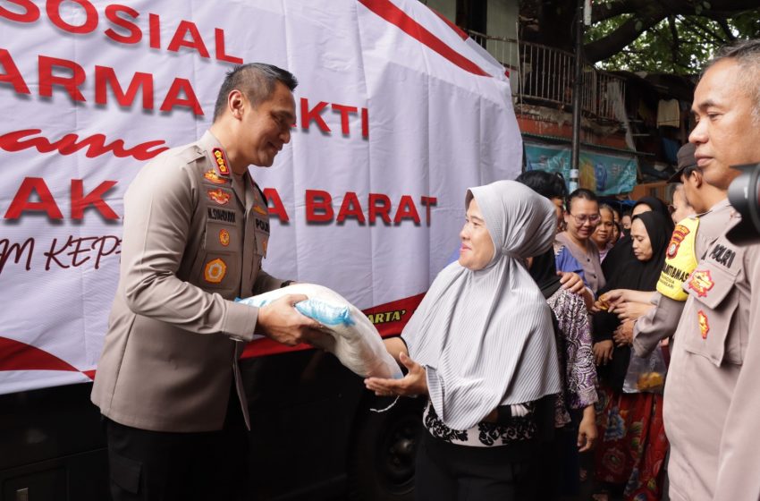  Bersama Vihara Dharma Bakti, Polres Metro Jakarta Barat Salurkan Bantuan Sosial di Tamansari