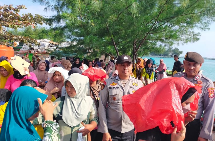  Polsek Kepulauan Seribu Utara Amankan Pendistribusian Pangan Murah untuk Pemegang Kartu KJP