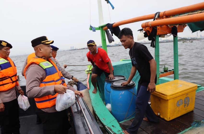  Kapolres Kepulauan Seribu Bagikan Takjil Ramadhan dan Berikan Himbauan Keselamatan kepada Nelayan
