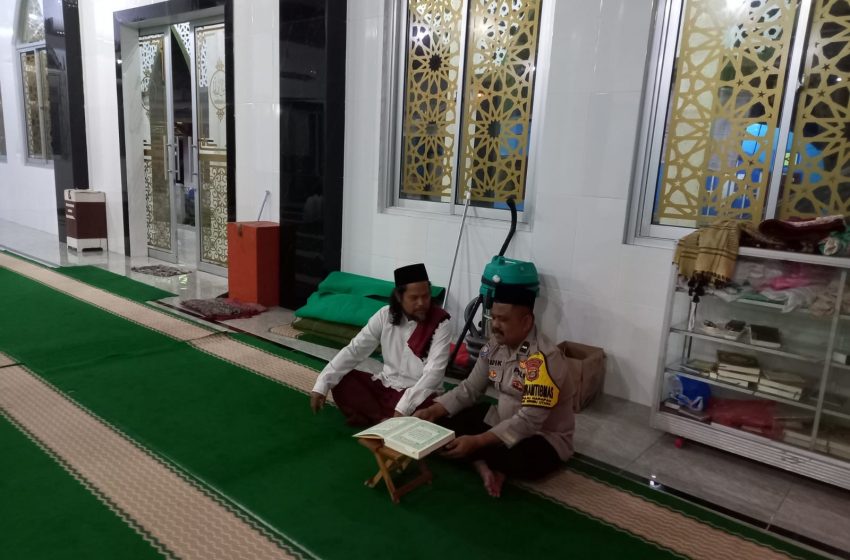  Bhabinkamtibmas Pulau Harapan Sertakan Warga dalam Giat Hataman dan Tadarus Quran di Bulan Ramadhan