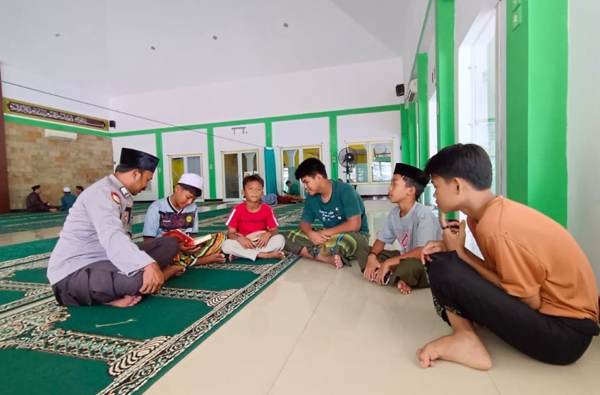  Bripka Amirullah Maliki Bhabinkamtibmas Pulau Sabira Beri Pendidikan Agama pada Remaja Melalui Tadarusan