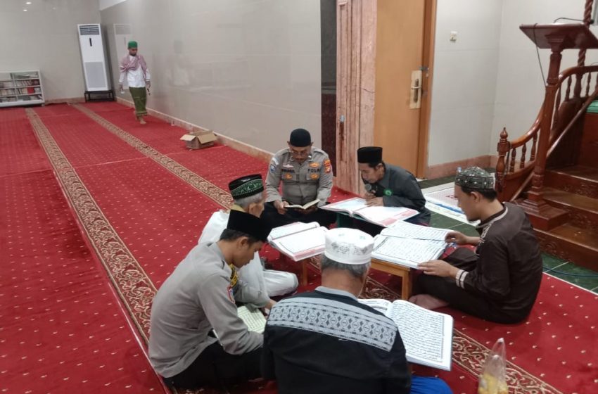  Kanit Binmas Polsek Kepulauan Seribu Ajak Warga Pulau Panggang Hataman dan Tadarus Quran Bersama di Bulan Ramadhan