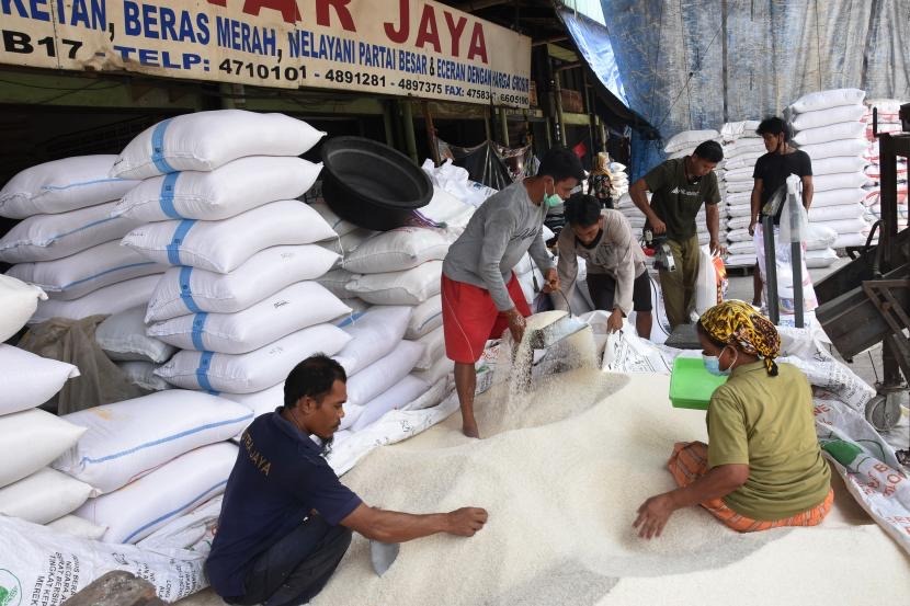  Jelang Ramadan, Harga Beras di Pasar Induk Cipinang Stabil