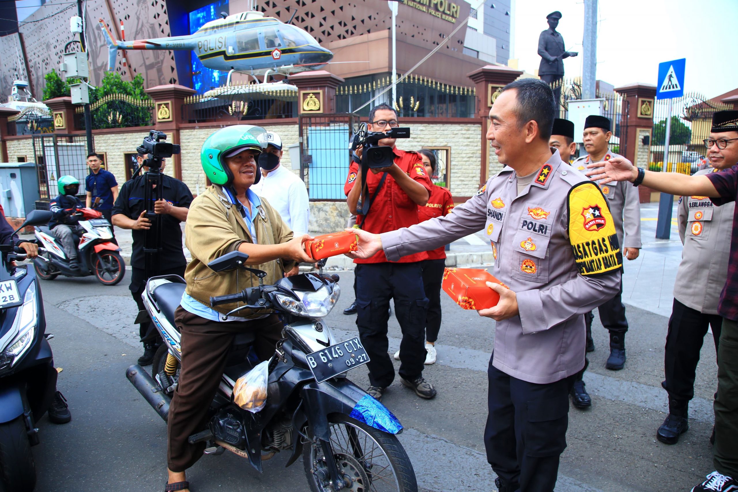 Jenderal Polri Kompak Bareng Polwan dan Wartawan Sebar Kebaikan di Bulan Ramadan