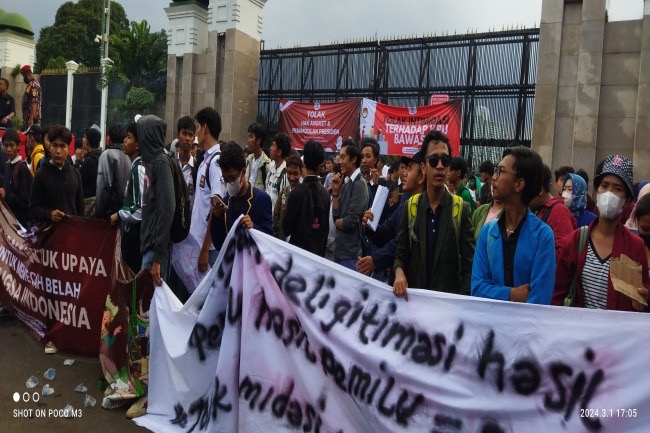  Ribuan Pelajar dan Mahasiswa Lakukan Aksi penolakan hak angket di Depan Gedung DPR RI