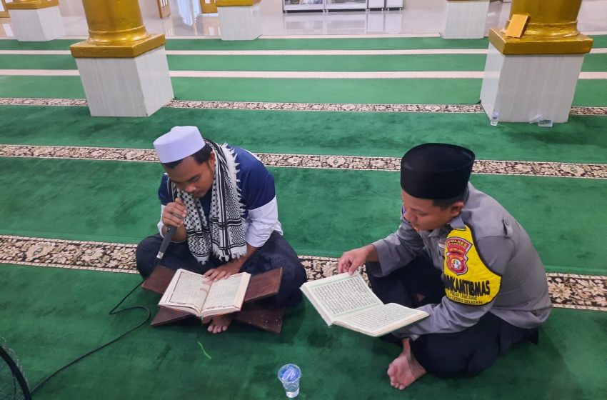  Bhabinkamtibmas Pulau Lancang Ajak Warga Perkuat Iman dan Silaturahmi Melalui Hataman dan Tadarus Quran