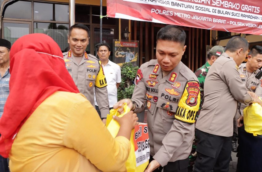  Tebar kebaikan Polres Metro Jakarta Barat dan Polsek Kebon Jeruk Bagikan 350 Paket Sembako Gratis