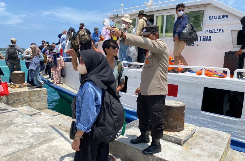  Polsek Kepulauan Seribu Utara Amankan Dermaga di Pulau Harapan, Bersikap Humanis dalam Pemeriksaan dan Musnahkan Miras yang Disita
