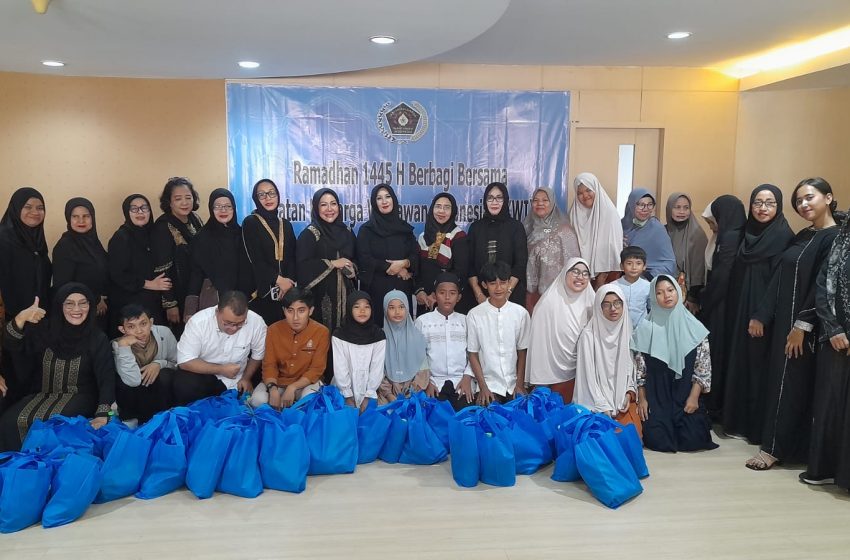  IKWI Pusat Berbagi Bersama di Bulan Ramadhan, 300 Paket Sembako dan Alat Sholat Diserahkan ke ABK dan Anak Yatim