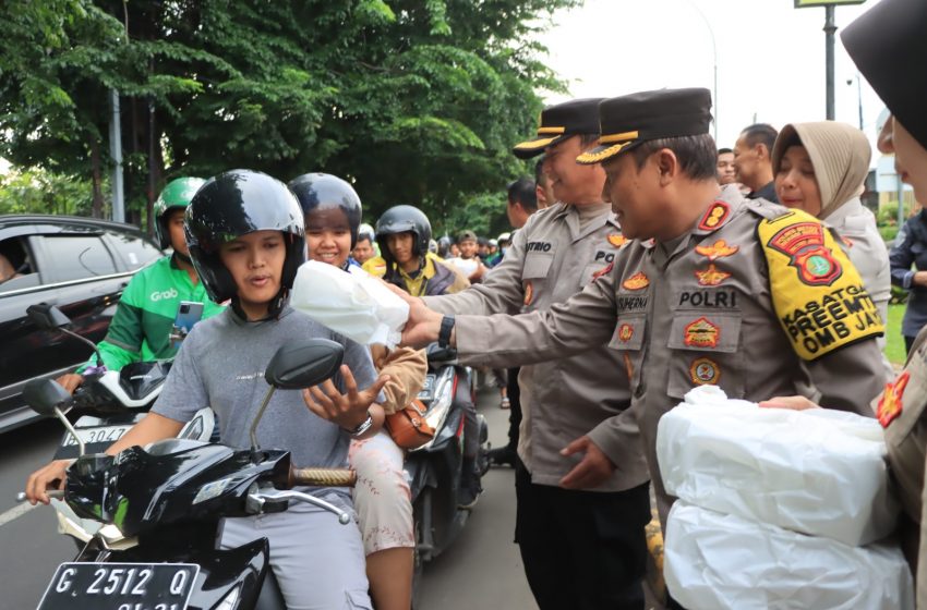  Ratusan Pengendara Sepeda Motor di Hentikan Oleh Polisi Untuk Berbagi Takjil