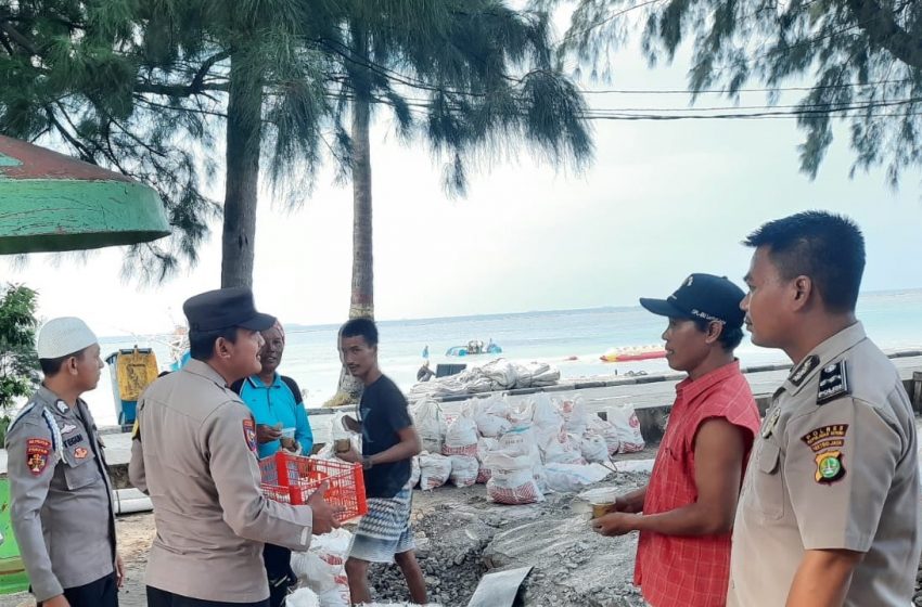  Polsek Kepulauan Seribu Selatan Berbagi Berkah Ramadhan: Takjil Keliling di Pulau Tidung