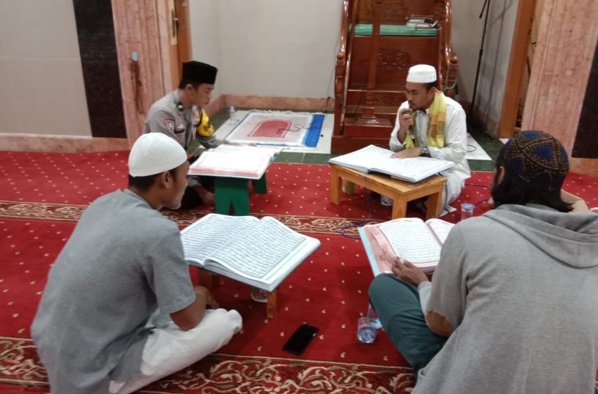  Bhabinkamtibmas Pulau Panggang Sambut Ramadhan dengan Hataman dan Tadarus Quran Bersama Warga