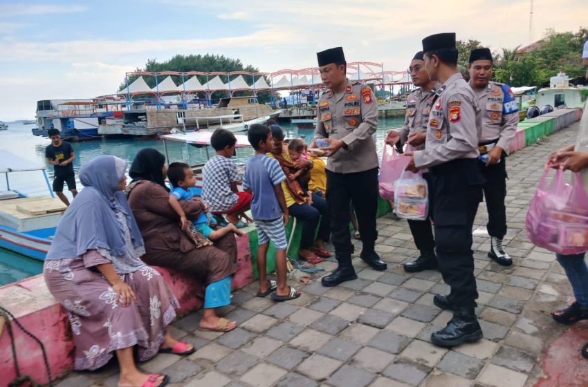  Polsek Kepulauan Seribu Utara Bagi-bagi Takjil, Wujud Ramadhan Baroqah