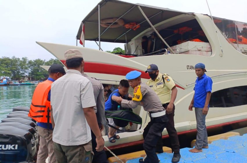  Pospam Ops Ketupat Jaya 2024 Pantau Arus Mudik Warga Kepulauan Seribu: Polisi Humanis Bantu Penumpang Turun dari Kapal