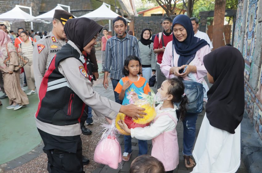  Kapolres dan Polwan Jakut Bagi Boneka ke Pengunjung Anak-anak di Ancol
