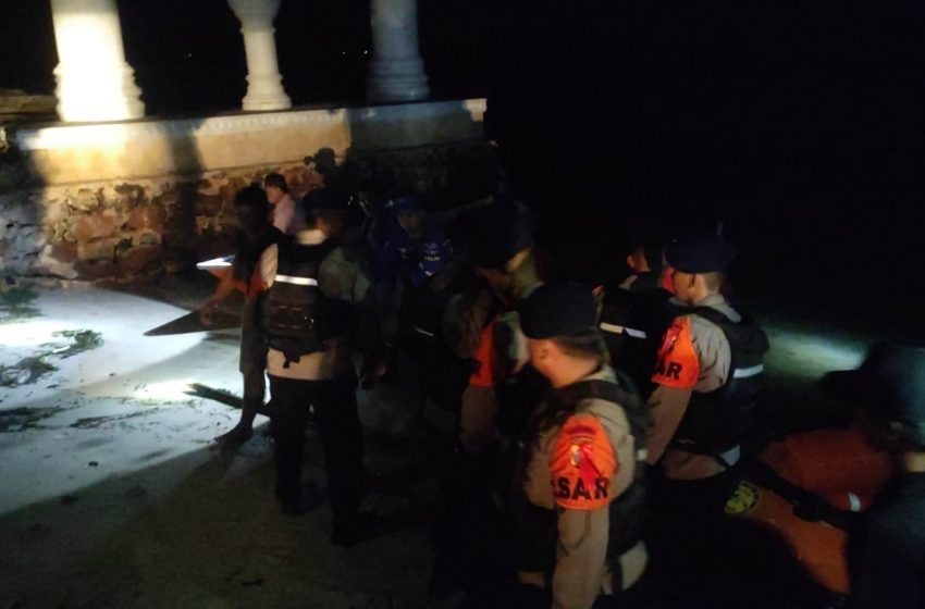  Anggota SAR Brimob Kepri Evakuasi Korban Tenggelam di Pantai Mutiara Kepri