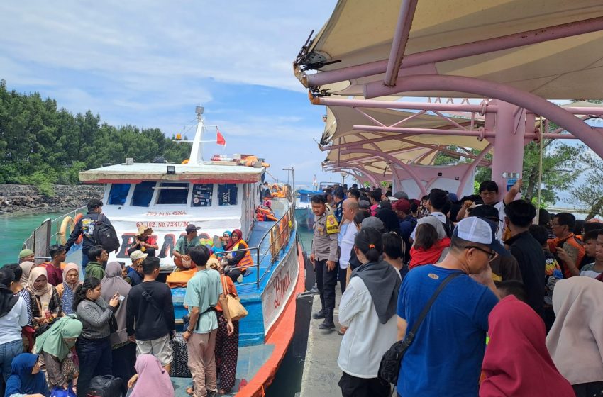  Anggota Pospam Ops Ketupat Jaya 2024 Polres Kepulauan Seribu Amankan Kedatangan Wisatawan di Dermaga Pulau Wisata