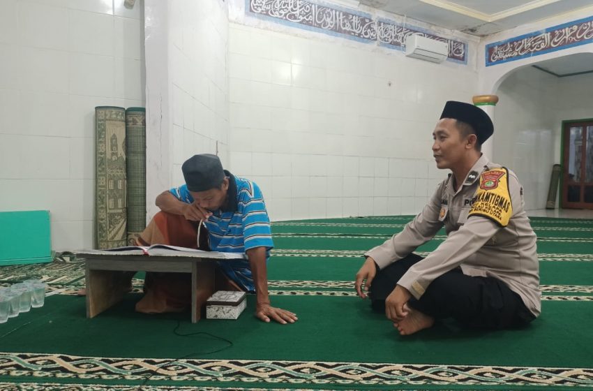  Bhabinkamtibmas Pulau Kelapa Ajak Warga Perbanyak Amal dan Taqwa dengan Hataman dan Tadarus Al-Qur’an di Bulan Ramadhan