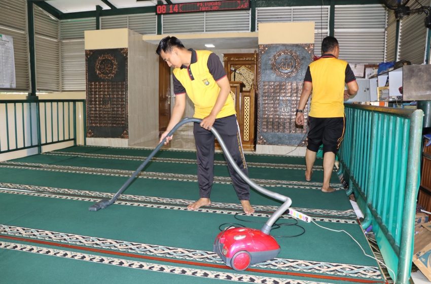  Kapolres Kepulauan Seribu Pimpin Manajemen Kebersihan Masjid Baitul Jannah untuk Persiapan Sholat Idul Fitri
