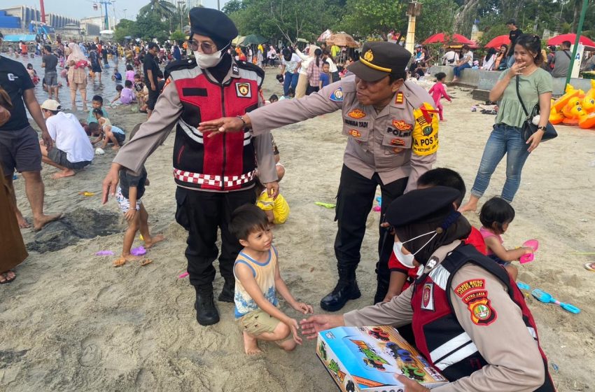  Setelah Boneka, Kini Polisi Bagi Mobil Mainan ke Pengunjung Anak Laki-laki di Ancol