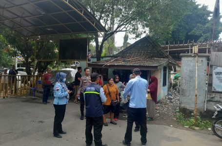 Bhabinkamtibmas Polsek Cengkareng Bersama Dinas Sosial Evakuasi ODGJ Mengamuk