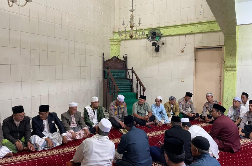 Dirbinmas Polda Metro Jaya Sholat Subuh Keliling Serahkan Al Quran dan Sembako di Jatinegara