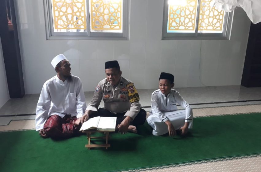  Bhabinkamtibmas Pulau Panggang Ajak Warga Gelar Hataman dan Tadarus Al-Qur’an di Masjid Al-Hidayah