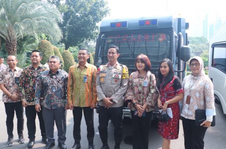 Wakapolda Metro Jaya Hadiri Penandatanganan Surat Perjanjian Hibah Kendaraan Bermotor Truk dan Mobil Box