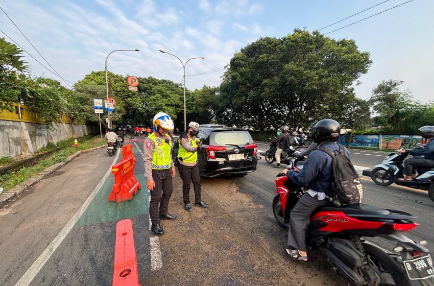  Sigap !! Personel Sat Lantas Polrestro Depok Bersihkan Tumpahan Oli Yang Bahayakan Pengguna Jalan