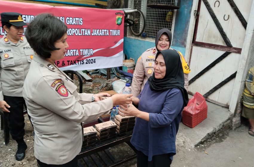  Polres Metro Jakarta Timur Bagikan 300 Makan Siang Gratis Warga Slum Area