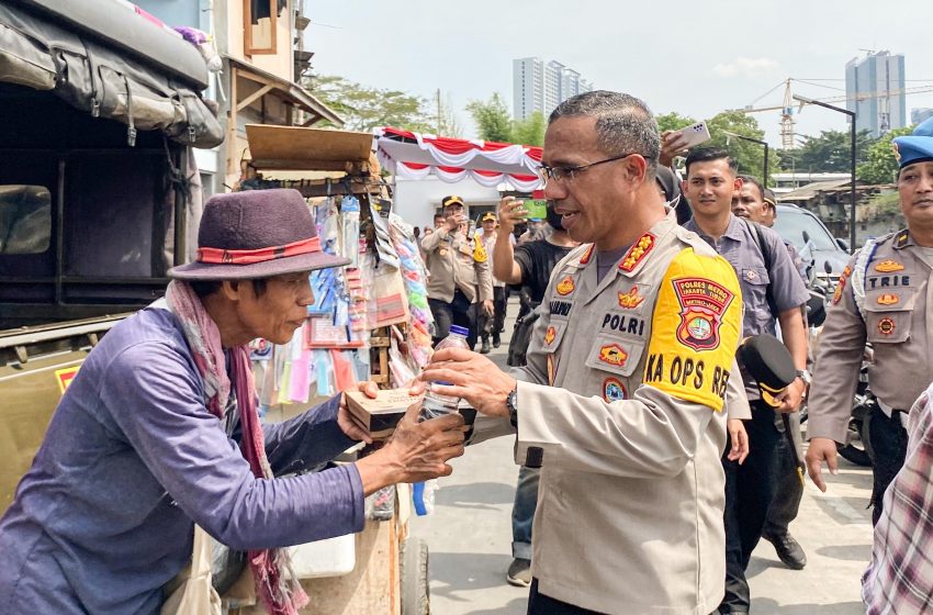  Kapolres Metro Jakarta Timur Bagikan Ratusan Nasi Box Kepada Warga Slum Area